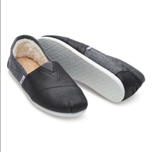 🔥🔥TOMS Black Coated Canvas Shearling Classics